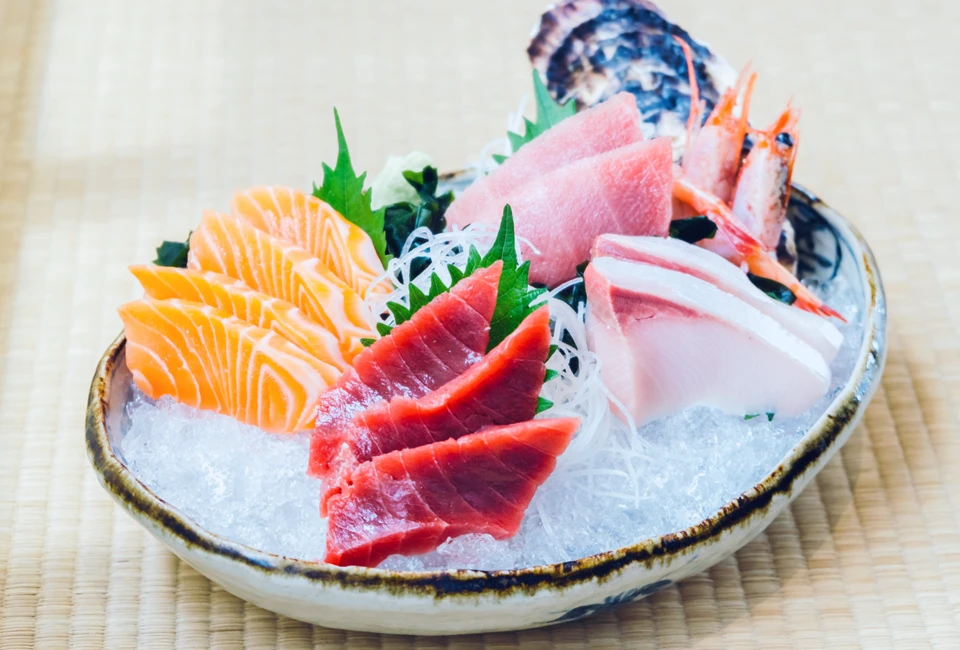 Un plat de sashimi japonais